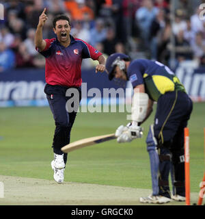 Azhar Mahmood del Kent precedenti il paletto di Marco Pettini - Essex Eagles vs Kent Spitfires - Amici vita T20 Cricket presso la Ford County Ground, Chelmsford Essex - 15/07/11 Foto Stock