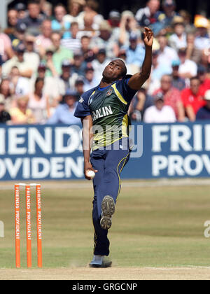 Maurice Camere in azione di bowling per Essex - Essex Eagles vs Middlesex Panthers - Friends Provident venti 20 T20 Cricket presso la Ford County Ground, Chelmsford Essex - 18/07/10 Foto Stock