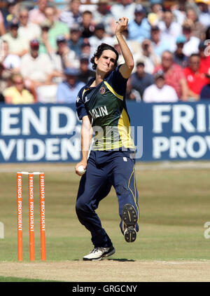 Chris Wright in azione di bowling per Essex - Essex Eagles vs Middlesex Panthers - Friends Provident venti 20 T20 Cricket presso la Ford County Ground, Chelmsford Essex - 18/07/10 Foto Stock