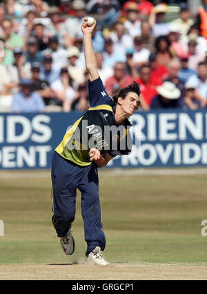 Chris Wright in azione di bowling per Essex - Essex Eagles vs Middlesex Panthers - Friends Provident venti 20 T20 Cricket presso la Ford County Ground, Chelmsford Essex - 18/07/10 Foto Stock