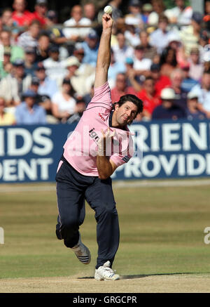 Tyron Henderson in azione di bowling per la Middlesex - Essex Eagles vs Middlesex Panthers - Friends Provident venti 20 T20 Cricket presso la Ford County Ground, Chelmsford Essex - 18/07/10 Foto Stock