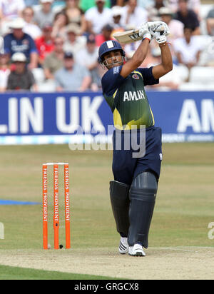 Ravi Bopara in azione di ovatta per Essex - Essex Eagles vs Somerset sciabole - Friends Provident venti 20 T20 Cricket presso la Ford County Ground, Chelmsford Essex - 11/07/10 Foto Stock