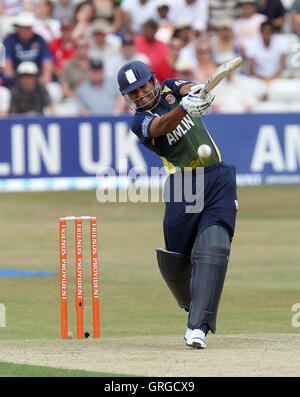 Ravi Bopara in azione di ovatta per Essex - Essex Eagles vs Somerset sciabole - Friends Provident venti 20 T20 Cricket presso la Ford County Ground, Chelmsford Essex - 11/07/10 Foto Stock