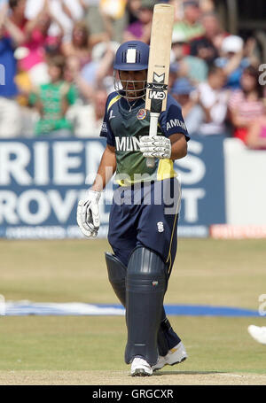 Ravi Bopara riconosce 50 corre per Essex - Essex Eagles vs Somerset sciabole - Friends Provident venti 20 T20 Cricket presso la Ford County Ground, Chelmsford Essex - 11/07/10 Foto Stock