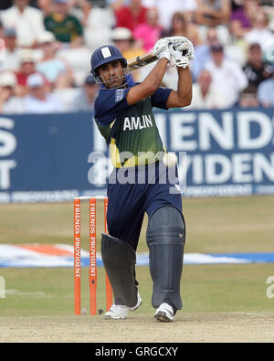 Ravi Bopara in azione di ovatta per Essex - Essex Eagles vs Somerset sciabole - Friends Provident venti 20 T20 Cricket presso la Ford County Ground, Chelmsford Essex - 11/07/10 Foto Stock