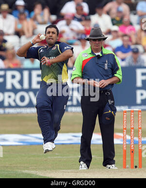 Ravi Bopara in azione di bowling per Essex - Essex Eagles vs Somerset sciabole - Friends Provident venti 20 T20 Cricket presso la Ford County Ground, Chelmsford Essex - 11/07/10 Foto Stock