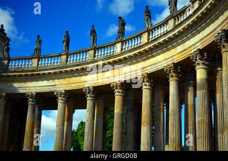 Le colonne in parallelo come parte del castello sancoussi a Potsdam nel corso del sole Foto Stock