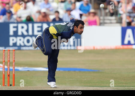 Ravi Bopara in azione di bowling per Essex - Essex Eagles vs Somerset sciabole - Friends Provident venti 20 T20 Cricket presso la Ford County Ground, Chelmsford Essex - 11/07/10 Foto Stock