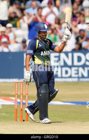 Ravi Bopara riconosce 50 corre per Essex - Essex Eagles vs Somerset sciabole - Friends Provident venti 20 T20 Cricket presso la Ford County Ground, Chelmsford Essex - 11/07/10 Foto Stock