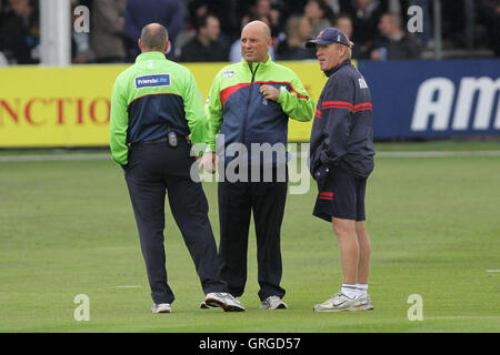 Di arbitri Benson e Robinson discutere la propects di giocare con groundsman Stuart Kerrison - Essex Eagles vs Surrey Lions - Amici vita T20 Cricket la Ford County Ground, Chelmsford - 24/06/11 Foto Stock