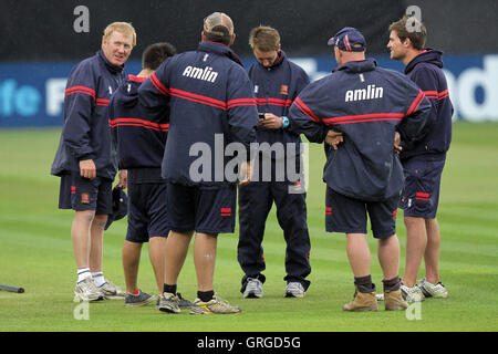 Essex al personale di terra considerare le prospettive di gioco come pioggia cade - Essex Eagles vs Surrey Lions - Amici vita T20 Cricket la Ford County Ground, Chelmsford - 24/06/11 Foto Stock