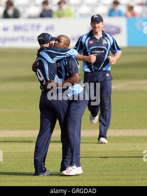 Tino migliori (C) celebra il paletto di Tim Phillips - Essex Eagles vs Yorkshire Carnegie - Clydesdale Bank 40 Cricket presso la Ford County Ground, Chelmsford - 25/04/10 Foto Stock