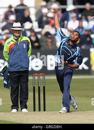 Adil Rashid in azione di bowling per lo Yorkshire - Essex Eagles vs Yorkshire Carnegie - Clydesdale Bank 40 Cricket presso la Ford County Ground, Chelmsford - 25/04/10 Foto Stock