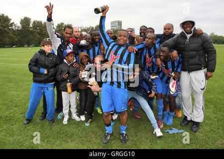 Lapton celebrare con il cup - Lapton vs Black meteore - Hackney & Leyton Domenica League Dickie Davies Cup finale di calcio Sou Foto Stock