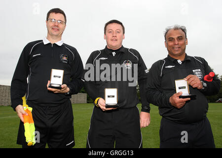 Lapton celebrare con il cup - Lapton vs Black meteore - Hackney & Leyton Domenica League Dickie Davies Cup finale di calcio Sou Foto Stock
