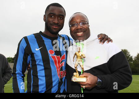 Lapton celebrare con il cup - Lapton vs Black meteore - Hackney & Leyton Domenica League Dickie Davies Cup finale di calcio Sou Foto Stock