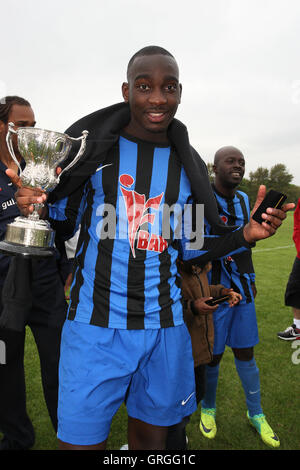 Lapton celebrare con il cup - Lapton vs Black meteore - Hackney & Leyton Domenica League Dickie Davies Cup finale di calcio Sou Foto Stock