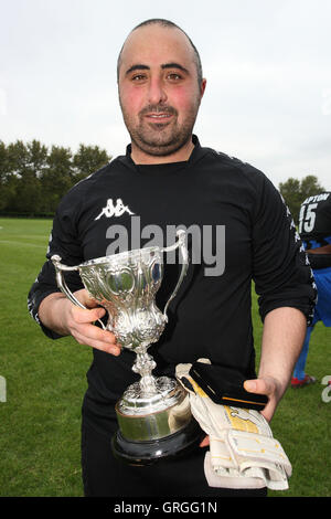 Lapton celebrare con il cup - Lapton vs Black meteore - Hackney & Leyton Domenica League Dickie Davies Cup finale di calcio Sou Foto Stock