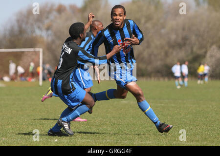 Punteggio Lapton il loro primo obiettivo e celebrare - Lapton (blu/nero) vs Red Devils - Hackney & Leyton Domenica League Jack Walpole Cu Foto Stock