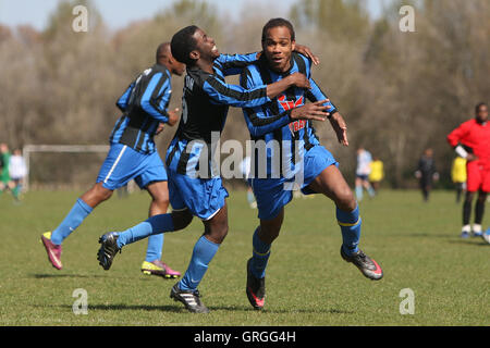 Punteggio Lapton il loro primo obiettivo e celebrare - Lapton (blu/nero) vs Red Devils - Hackney & Leyton Domenica League Jack Walpole Cu Foto Stock