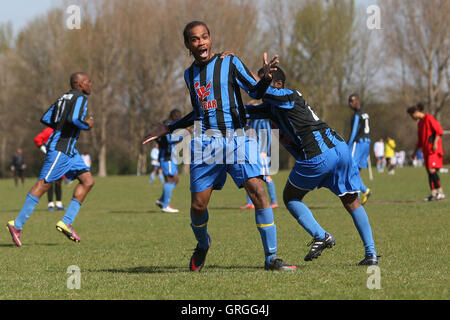 Punteggio Lapton il loro primo obiettivo e celebrare - Lapton (blu/nero) vs Red Devils - Hackney & Leyton Domenica League Jack Walpole Cu Foto Stock