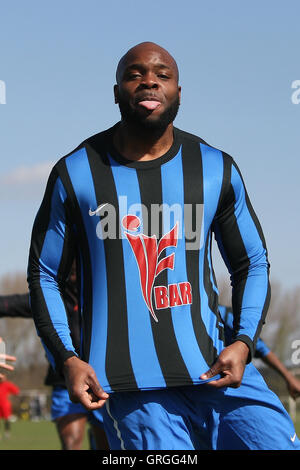 Punteggio Lapton il loro primo obiettivo e celebrare - Lapton (blu/nero) vs Red Devils - Hackney & Leyton Domenica League Jack Walpole Cu Foto Stock