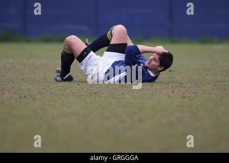 Un ferito Wounded Knee FC player durante l'Hackney Gazette Cup finale a Leyton Football Club - 20/04/08 Foto Stock