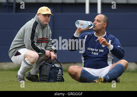 Un ferito Wounded Knee FC giocatore riceve il trattamento durante l'Hackney Gazette Cup finale a Leyton Football Club - 20/04/08 Foto Stock