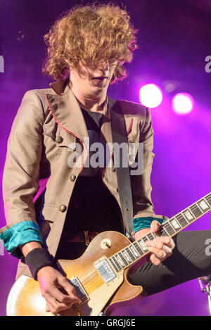 Dan Hawkins delle tenebre in esecuzione al Weyfest, Farnham, Surrey, Regno Unito. Agosto 20, 2016. Foto Stock