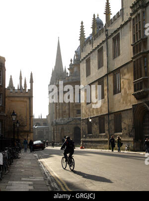 OXFORD. La mattina presto a Oxford, Inghilterra; un ciclista su strada Catte passa la Libreria di Bodleian dall architetto Giles Gilbert Scott Foto Stock