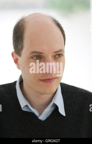 Il filosofo Alain de Botton a casa a Londra. Autore dell'architettura della felicità, le consolazioni della filosofia. Foto Stock