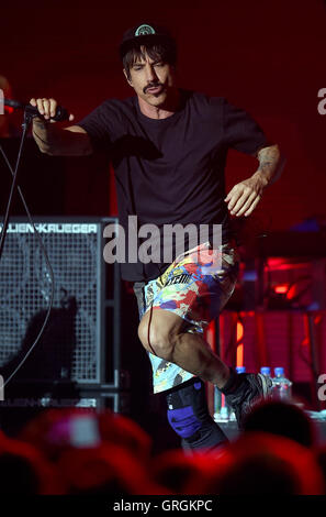 Berlino, Germania. 6 Sep, 2016. Il cantante Anthony Kiedis della US-band statunitense Red Hot Chili Peppers esibirsi sul palco a Kraftwerk a Berlino, Germania, 6 settembre 2016. Foto: BRITTA PEDERSEN/dpa/Alamy Live News Foto Stock