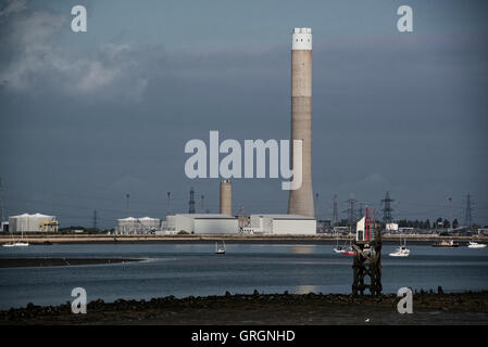 Queenborough, Kent, Regno Unito. 7 Sep, 2016. Demolizione di grano Power Station camino. Appena prima che le cariche di demolizione si spengono. Credito: Ben Holmes/Alamy Live News Foto Stock