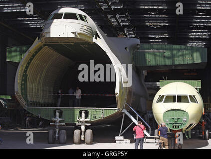 Kiev, Ucraina. 7 Sep, 2016. Una fusoliera di un secondo modello di Antonov un-225 ''Mriya'' cargo aereo Antonov a impianto di aeromobili a Kiev, il 7 settembre, 2016. La leadership di ucraino del costruttore di aeromobili ha informato che la seconda istanza di Antonov-225 ''Mriya'' (sogno), originariamente sviluppato per l'Unione Sovietica di abbandonato lo space shuttle programma, sarà finito di costruire per la Cina entro i prossimi cinque anni. Credito: ZUMA Press, Inc./Alamy Live News Foto Stock