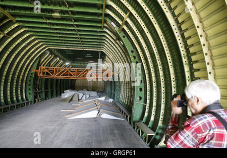 Kiev, Ucraina. 7 Sep, 2016. Una fusoliera di un secondo modello di Antonov un-225 ''Mriya'' cargo aereo Antonov a impianto di aeromobili a Kiev, il 7 settembre, 2016. La leadership di ucraino del costruttore di aeromobili ha informato che la seconda istanza di Antonov-225 ''Mriya'' (sogno), originariamente sviluppato per l'Unione Sovietica di abbandonato lo space shuttle programma, sarà finito di costruire per la Cina entro i prossimi cinque anni. Credito: ZUMA Press, Inc./Alamy Live News Foto Stock