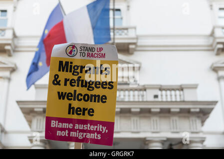 Londra, Regno Unito. 7 Sep, 2016. I sostenitori di 'stand fino al razzismo' prendere parte in una dimostrazione al di fuori dell'Ambasciata di Francia in Knightsbridge a mostrare solidarietà con i rifugiati a Calais giungla campo profughi. Credito: Stephen Chung/Alamy Live News Foto Stock