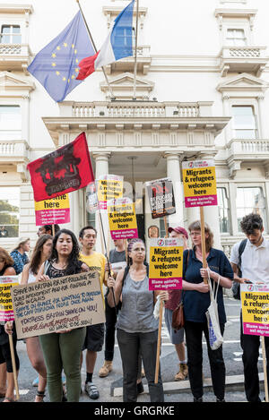 Londra, Regno Unito. 7 Sep, 2016. I sostenitori di 'stand fino al razzismo' prendere parte in una dimostrazione al di fuori dell'Ambasciata di Francia in Knightsbridge a mostrare solidarietà con i rifugiati a Calais giungla campo profughi. Credito: Stephen Chung/Alamy Live News Foto Stock