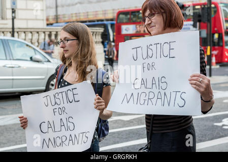 Londra, Regno Unito. 7 Sep, 2016. I sostenitori di 'stand fino al razzismo' prendere parte in una dimostrazione al di fuori dell'Ambasciata di Francia in Knightsbridge a mostrare solidarietà con i rifugiati a Calais giungla campo profughi. Credito: Stephen Chung/Alamy Live News Foto Stock