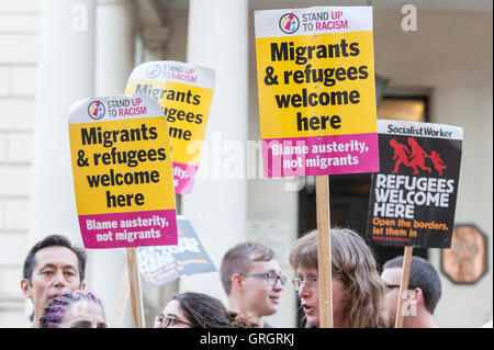 Londra, Regno Unito. 7 Sep, 2016. I sostenitori di 'stand fino al razzismo' prendere parte in una dimostrazione al di fuori dell'Ambasciata di Francia in Knightsbridge a mostrare solidarietà con i rifugiati a Calais giungla campo profughi. Credito: Stephen Chung/Alamy Live News Foto Stock