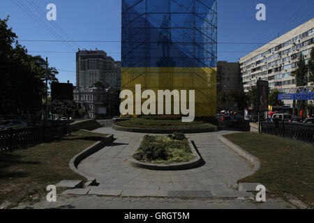 Kiev, Ucraina. 7 Sep, 2016. Kiev si prepara a 'decommunize'' uno degli ultimi grandi monumenti - La statua di Red Army commander Nikolay Shchors. Essa è stata coperta con i ponteggi e avvolto in ucraino bandiera nazionale rivolta verso la sua demolizione. © Sergii Kharchenko/ZUMA filo/Alamy Live News Foto Stock