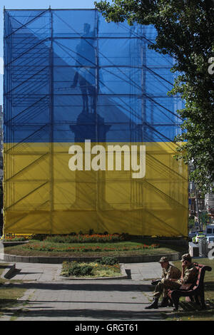 Kiev, Ucraina. 7 Sep, 2016. Kiev si prepara a 'decommunize'' uno degli ultimi grandi monumenti - La statua di Red Army commander Nikolay Shchors. Essa è stata coperta con i ponteggi e avvolto in ucraino bandiera nazionale rivolta verso la sua demolizione. © Sergii Kharchenko/ZUMA filo/Alamy Live News Foto Stock