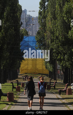 Kiev, Ucraina. 7 Sep, 2016. La gente a piedi da un monumento di Shchors centro di Kyiv. Kiev si prepara a 'decommunize'' uno degli ultimi grandi monumenti - La statua di Red Army commander Nikolay Shchors. Essa è stata coperta con i ponteggi e avvolto in ucraino bandiera nazionale rivolta verso la sua demolizione. © Sergii Kharchenko/ZUMA filo/Alamy Live News Foto Stock