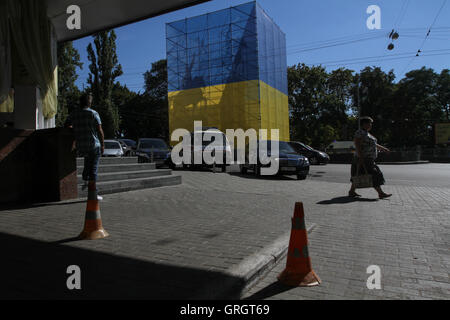 Kiev, Ucraina. 7 Sep, 2016. La gente a piedi da un monumento di Shchors centro di Kyiv. Kiev si prepara a 'decommunize'' uno degli ultimi grandi monumenti - La statua di Red Army commander Nikolay Shchors. Essa è stata coperta con i ponteggi e avvolto in ucraino bandiera nazionale rivolta verso la sua demolizione. © Sergii Kharchenko/ZUMA filo/Alamy Live News Foto Stock