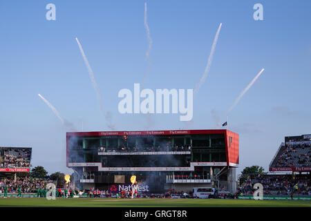 Old Trafford, Manchester, Regno Unito. 07Th Sep, 2016. Natwest International T20 Cricket. Tra Inghilterra e Pakistan. Fuochi d'artificio come le squadre vengono fuori. Credito: Azione Sport Plus/Alamy Live News Foto Stock