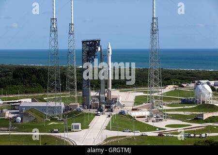 Cape Canaveral, in Florida, Stati Uniti d'America. Il 7 settembre, 2016. Un regno lancio Alleanza Atlas V a razzo con la NASA OSIRIDE-REx lander è predisposta a Space Launch Complex 41 Settembre 7, 2016 a Cape Canaveral Air Force Station, Florida. OSIRIS-rex è prevista per il lancio il 8 settembre e sarà la prima missione statunitense per il campionamento di un asteroide, recuperare almeno due once di materiale di superficie e il ritorno alla terra per studio. Credito: Planetpix/Alamy Live News Foto Stock