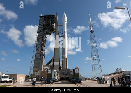 Cape Canaveral, in Florida, Stati Uniti d'America. Il 7 settembre, 2016. Un regno lancio Alleanza Atlas V a razzo con la NASA OSIRIDE-REx lander è predisposta a Space Launch Complex 41 Settembre 7, 2016 a Cape Canaveral Air Force Station, Florida. OSIRIS-rex è prevista per il lancio il 8 settembre e sarà la prima missione statunitense per il campionamento di un asteroide, recuperare almeno due once di materiale di superficie e il ritorno alla terra per studio. Credito: Planetpix/Alamy Live News Foto Stock