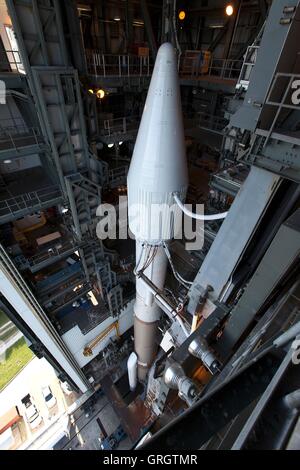 Cape Canaveral, in Florida, Stati Uniti d'America. Il 7 settembre, 2016. Un regno lancio Alleanza Atlas V a razzo con la NASA OSIRIDE-REx lander è predisposta a Space Launch Complex 41 Settembre 7, 2016 a Cape Canaveral Air Force Station, Florida. OSIRIS-rex è prevista per il lancio il 8 settembre e sarà la prima missione statunitense per il campionamento di un asteroide, recuperare almeno due once di materiale di superficie e il ritorno alla terra per studio. Credito: Planetpix/Alamy Live News Foto Stock