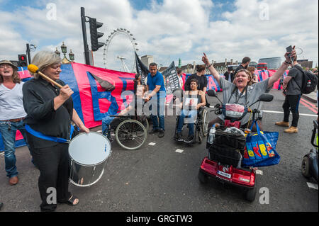 Londra, Regno Unito. Il 7 settembre, 2016. Paula Peters e altri attivisti DPAC nella diga sul Westminster Bridge di fronte al grande striscione "lettura non più beneficiare di decessi #DPAC'. La polizia li ha chiesto gentilmente di lasciare, poi ha iniziato a minacciare i dimostranti e i giornalisti con arresto se sono rimasti in autostrada. Molti di DPAC disabilitati manifestanti hanno rifiutato di muoversi e a pochi reamined bloccando la carreggiata quasi due ore dopo la protesta ha iniziato a. Credito: Peter Marshall / Alamy Live News Foto Stock