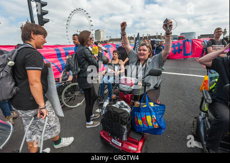 Londra, Regno Unito. Il 7 settembre, 2016. Paula Peters e altri attivisti DPAC nella diga sul Westminster Bridge di fronte al grande striscione "lettura non più beneficiare di decessi #DPAC'. La polizia li ha chiesto gentilmente di lasciare, poi ha iniziato a minacciare i dimostranti e i giornalisti con arresto se sono rimasti in autostrada. Molti di DPAC disabilitati manifestanti hanno rifiutato di muoversi e a pochi reamined bloccando la carreggiata quasi due ore dopo la protesta ha iniziato a. Credito: Peter Marshall / Alamy Live News Foto Stock