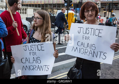 Londra, Regno Unito. Il 7 settembre, 2016. Gli attivisti da Stand fino al razzismo tenere segni la lettura di "giustizia per i migranti di Calais' a una protesta al di fuori dell'ambasciata francese contro il governo francese prevede in relazione alla giungla campo profughi a Parigi. Credito: Mark Kerrison/Alamy Live News Foto Stock